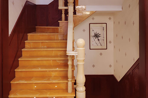 山根镇中式别墅室内汉白玉石楼梯的定制安装装饰效果